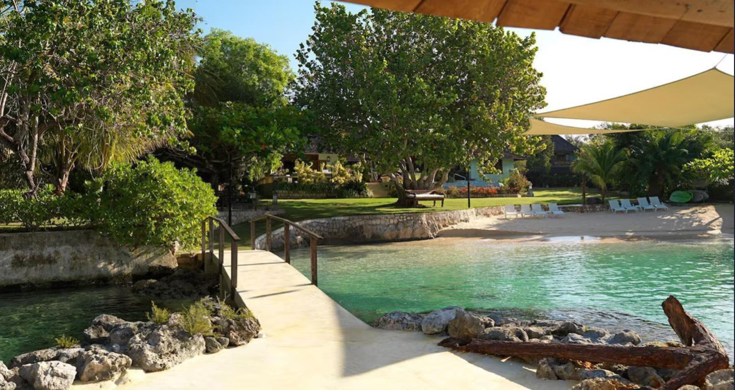 Amanoka Exclusive Villa With Private Beach & Gazebo Discovery Bay Exterior photo